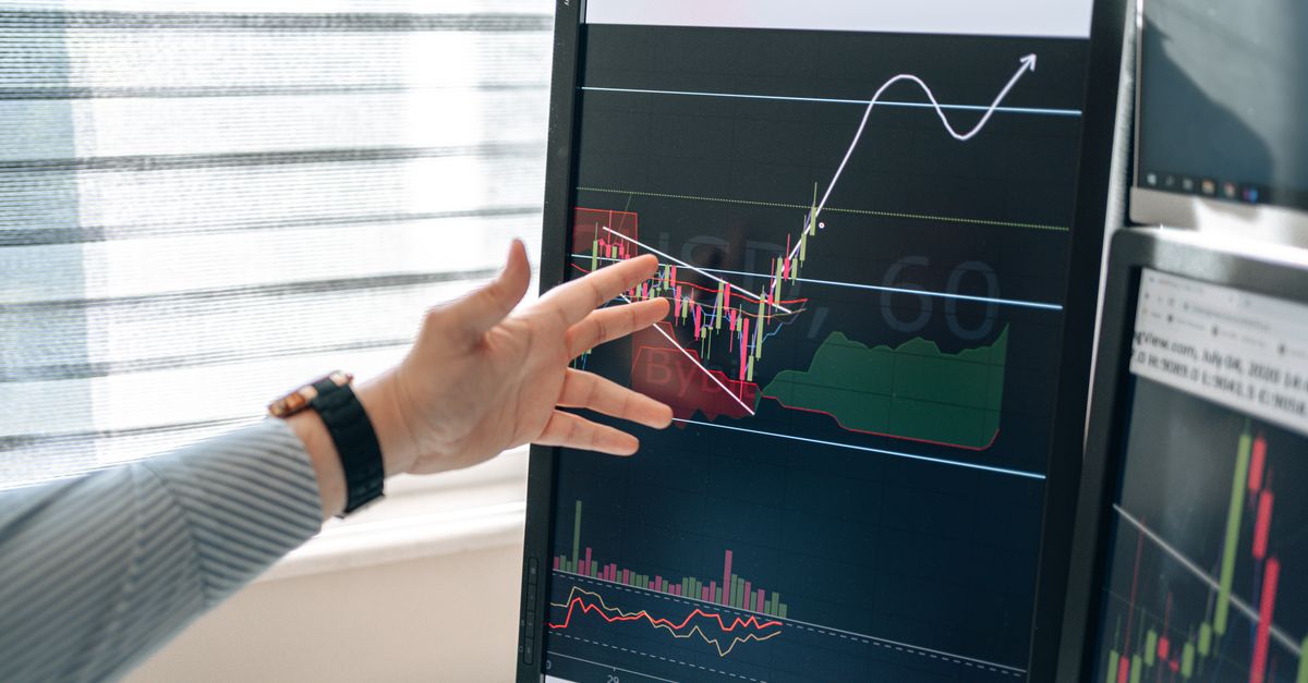 短信轰炸源码实名账号：流量卡的社交营销和社群运营分析